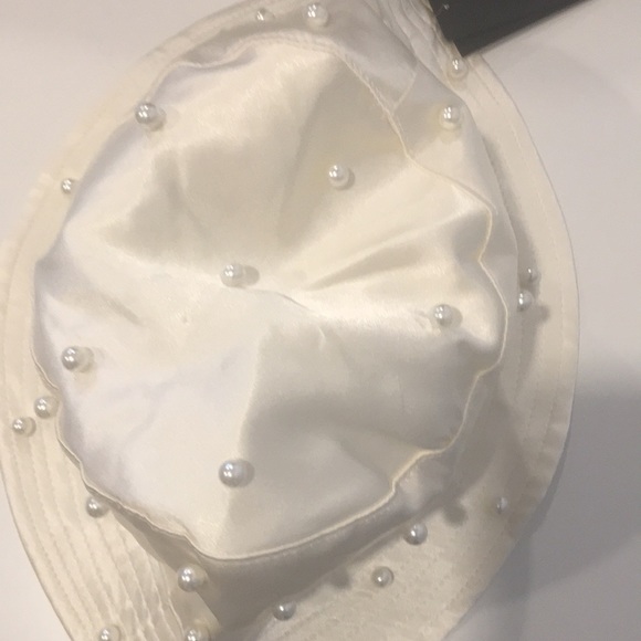 STEVE MADDEN Women’s OFFWHITE Pearl Bucket Hat Satin Lined - Picture 5 of 6